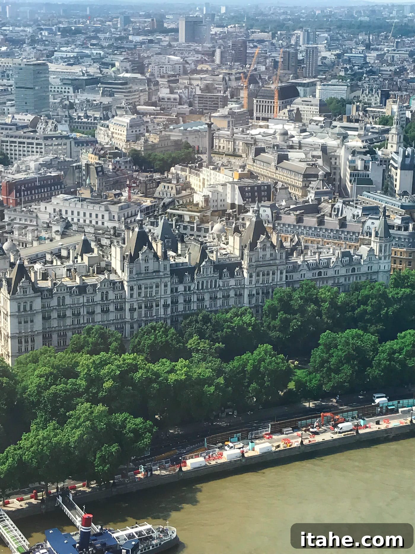 Panoramic view of the majestic Palace of Westminster and Big Ben in London